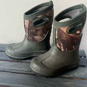 Toddler camo bog boots size 8